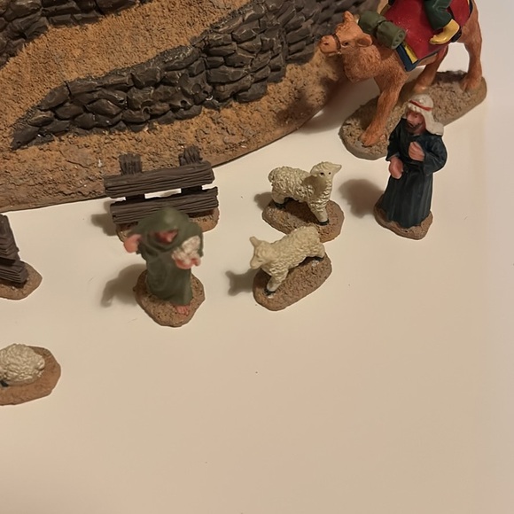 Lemax Nativity Scene with Multicolor Figurines - Picture 4 of 6